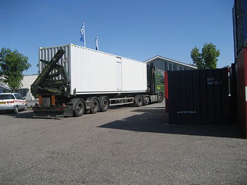 Blandingsanlæg container transporteres