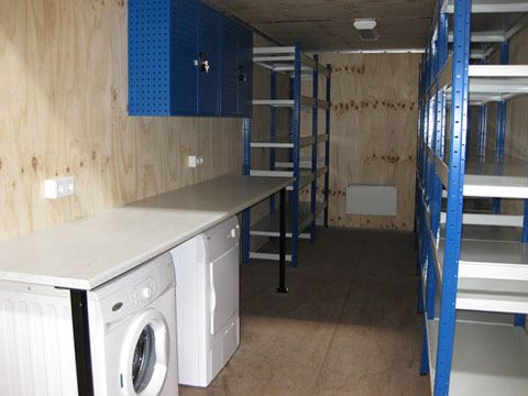 Service- and accommodation container