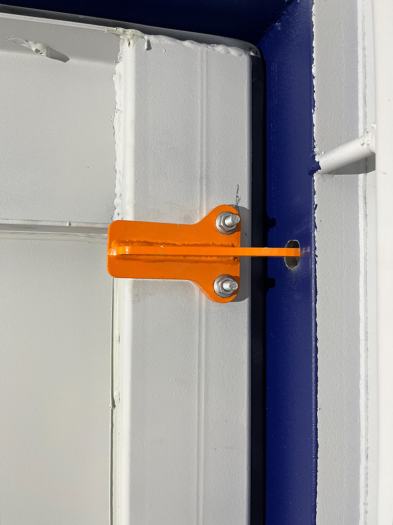 Hinge securing for containers
