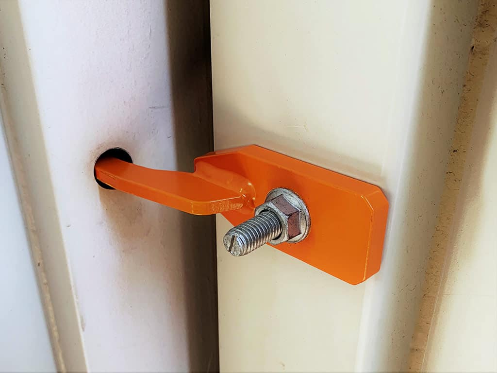 Hinge securing for containers