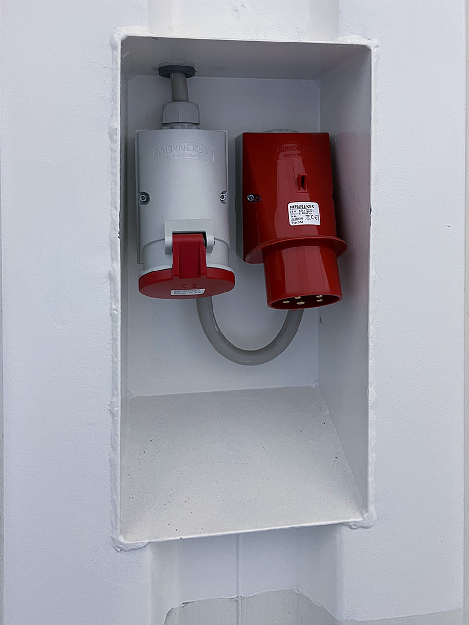 Container main supply connection: Power inlet