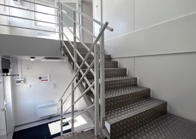 Indvendige trapper til containere i 2 etager.