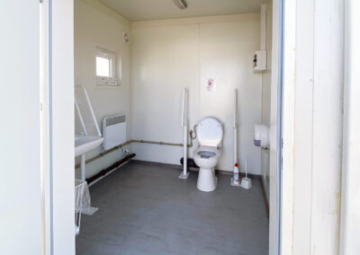 20 fods toiletbygning med fire separate toiletter og handicaptoilet